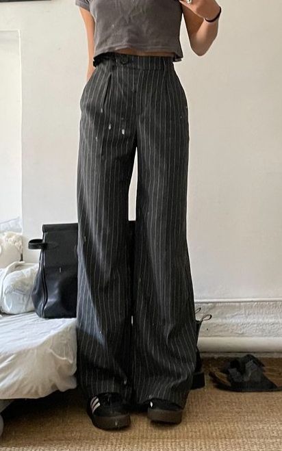 Pin Stripped Pants Outfit, Black Striped Trousers Outfit, Pin Stripe Pants Outfit Aesthetic, Wide Leg Pinstripe Pants Outfit, Pinstripe Trousers Outfit Casual, Black Pinstripe Trousers Outfit, How To Style Pinstripe Pants, Pin Stripe Outfit, Pinstripe Trousers Outfit Aesthetic