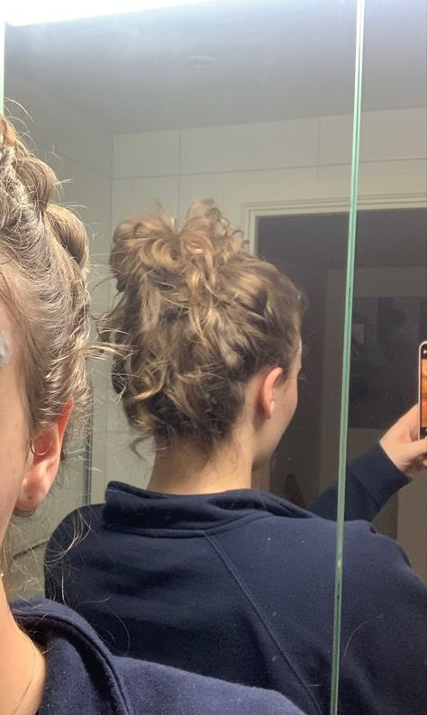 Curly Hair Bun Aesthetic, Curly Hair Messy Hairstyles, White Girl Curly Hair Hairstyles, Wavy Hair Updos, Curly Hair In A Bun, Messy Curly Hairstyles, Wavy Hair Bun, Ponytail Curly Hair, Curly Messy Hair