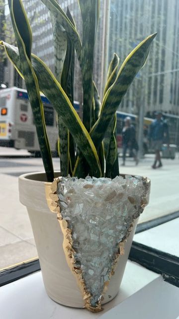 Diy Geode Planter, Geode Planter, Diy Crystal Crafts, Plant Pot Diy, Resin Work, Geode Art, Cement Crafts, Crystal Geode, Crystal Crafts