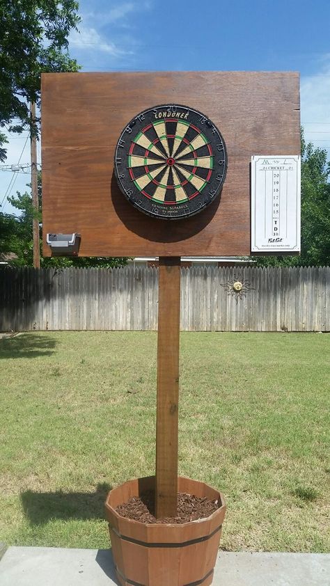 Cool twist on a basketball hoop. A dart board game for endless hours of fun in your outdoor space with friends and family! Dartboard Stand Diy, Ladder Golf, Design Per Patio, Cement Patio, Concrete Patios, Diy Ladder, Patio Pergola, Patio Diy, Backyard Lighting