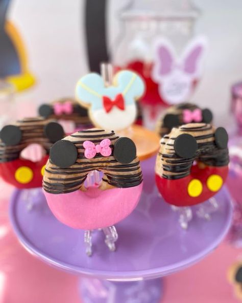 Minnie Mouse Donuts Pink, Mickey Mouse Donuts Ideas, Donut Holes Display, Mickey Clubhouse, Minnie Mouse Birthday Cakes, Desserts Chocolate, Cute Donuts, Chocolate Favors, Minnie Mouse Cake