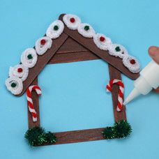 Gingerbread House Picture Frame - Craft Stick Craft Photo Frame Christmas Ideas, Christmas Picture Frame Craft, Christmas Frame Craft, Gingerbread House Pictures, Popsicle Stick Christmas Crafts, Craft Project Ideas, Christmas Picture Frames, Picture Frame Crafts, Popsicle Crafts