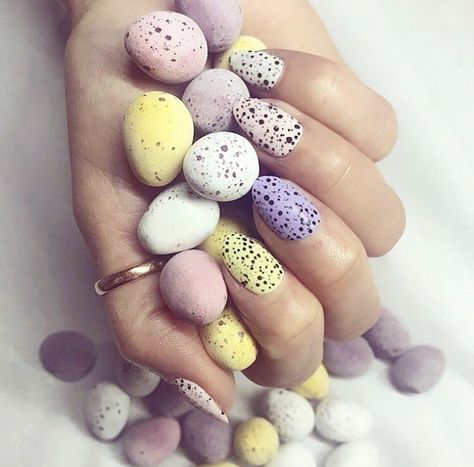 Eggshell nail art is the latest manicure trend taking Instagram by storm, just in time for Easter. Mini Egg Nails, Easter Egg Nails, Easter Nails Design, Egg Nails, Sparkly Nail Designs, Floral Design Drawing, Nails Flower, Cute Pink Nails, Nails Design Ideas