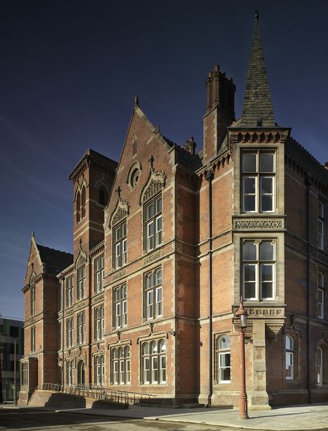 Once the maternity wing of a Victorian hospital, today this beauty is part of a modern university. Hospital Vibes, Victorian Hospital, Modern University, Hospital Floor Plan, Digital Environment, Home Structure, University Of Sheffield, Pre Production, Building Exterior