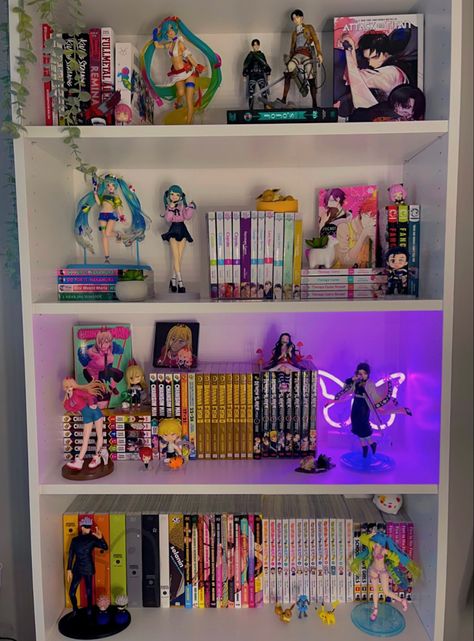 Anime Inspired Home Decor, Anime Figures Aesthetic Room, Anime Shelf Ideas, Anime Bookshelf, Manga Shelf Ideas, Anime Display, Manga Bookshelf, Otaku Room Aesthetic, Manga Shelving