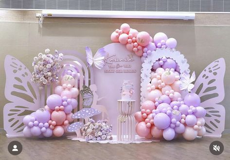 Butterfly Balloons Arch, Butterfly Wood Backdrop, Butterfly Purple Themed Birthday Party, Butterfly Themed Backdrop Ideas, Flowers And Butterflies Backdrop, Butterfly Themes For Birthdays, Fairy Theme Birthday Decoration, Butterfly Themed Decorations, Butterfly Balloon Decor