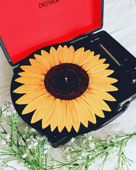 A sunflower painting on a vinyl record! 🌻  Don't waste old records :) Spice 'm up! Instagram @brittalsemgeest Painting On Vinyl, Sunflower Acrylic Painting, Record Painting Ideas, Acrylic Painting For Kids, Vinyl Record Painting, Art Cd, Painting Sheets, Vinyl Record Art Ideas, Sunflower Acrylic