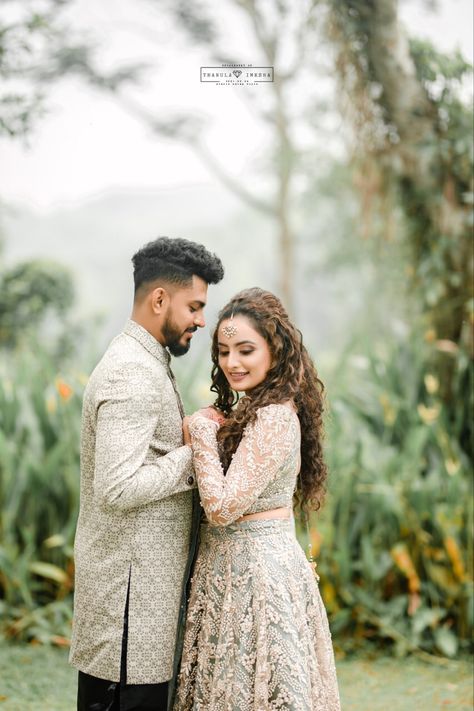 Indian Couple Poses, Engagement Portraits Poses, Reception Couple, Bride Groom Photoshoot, Pre Wedding Photoshoot Props, Indian Bride Photography Poses, Indian Wedding Poses, Bride Photos Poses, Indian Wedding Photography Couples