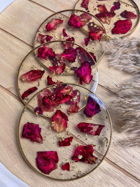 Rose Petal Resin Coaster, Drink Coasters Diy, Coasters With Resin, Flower Resin Art, Resin Art Coasters, Diy Resin Flowers, Birthday Room Decorations, Resin Crafts Tutorial, Resin Coaster