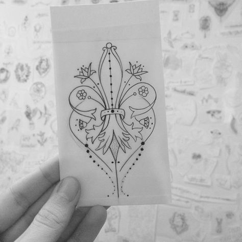 Fleur De Lis Tattoo Ideas For Women, Lis Tattoo, Italy Tattoo, Nouveau Tattoo, Gaming Tattoo, Mom Tattoos, Little Tattoos, Skin Art, Piercing Tattoo