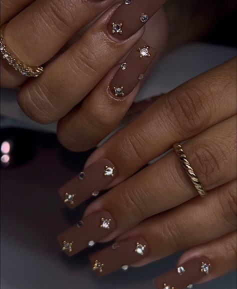 Chocolate Brown Nails With Rhinestones, Brown Nails With Jewels, Brown Diamond Nails, Dark Brown Nails Acrylic Design, Graduation Nails Brown, Brown Nails Design With Rhinestones, Brown Gem Nails, Brown Prom Nails Acrylic, Gel X Brown Nails