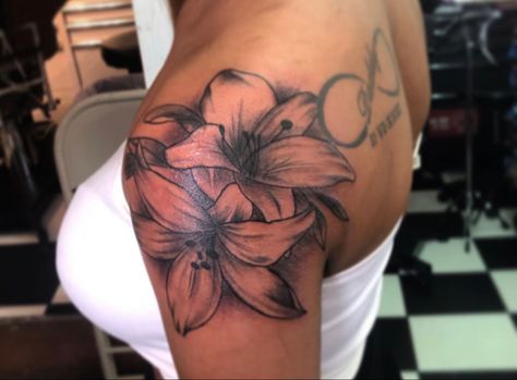 Shoulder Flower Tattoos For Women Black, Flower Shoulder Tattoo Black Women, Colorful Flower Tattoo Black Women, Flower Back Tattoo Black Women, Lotus Flower Tattoo Black Women, Lily Shoulder Tattoos For Women, Lotus Shoulder Tattoo, Flower Tattoos Black Women, Flower Shoulder Tattoos For Women