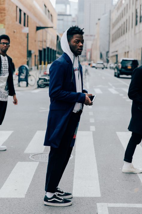 All the 202-level threads fashion's biggest names and most powerful people pulled out for this week's lineup of shows. Street Style New York, Style Masculin, Street Style 2017, Hipster Mens Fashion, Blue Coat, Mens Fashion Urban, Best Mens Fashion, Herren Outfit, Urban Street Style