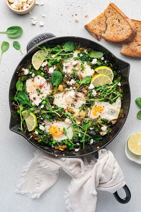 Green Shakshuka with Leek, Zucchini, Kale and Feta | La Cuisine de Géraldine Green Shakshuka, Shakshuka Recipe, Shakshuka Recipes, Better Diet, Kale And Spinach, Spinach And Feta, Coriander Seeds, Frozen Peas, Morning Food