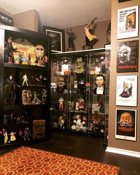 Horror Collection Display, Horror Shelf, Horror Movie Room Decor, Horror Scenery, Horror Room Ideas, Horror Room Decor, Collectors Room Ideas, Horror Movie Room, Horror Bedroom