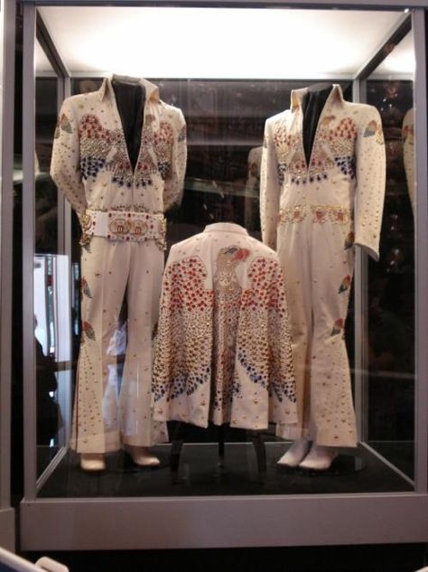 Two versions on the eagle suit was made . Right on the picture was the Aloha… Elvis Aloha From Hawaii, Elvis Costume, Elvis Presley House, Graceland Elvis, Elvis Memorabilia, Elvis Jumpsuits, King Elvis Presley, Elvis Presley Music, Joseph Jackson