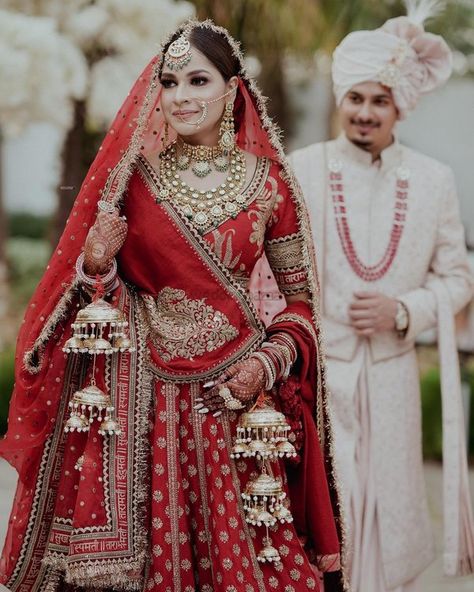 Fresh & Most Unconventional Kaleere Designs We Spotted Recently on Instagram! | WeddingBazaar Photoshoot Ideas Indian, Indian Bridal Wear Red, Wedding Photoshoot Ideas, Best Indian Wedding Dresses, Latest Bridal Lehenga, Indian Bridal Photos, Wedding Lehenga Designs, Indian Bride Outfits, Bride Photography Poses