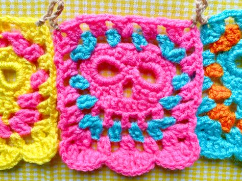 Skull Granny Square Garland ♥ Crochet Pattern Skull Granny Square, Skull Banner, Garland Crochet Pattern, Crochet Skull Patterns, Garland Crochet, Granny Square Pattern Free, Crochet Skull, Halloween Hats, Granny Squares Pattern