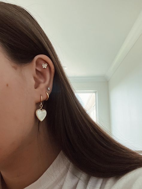 Triple Lobe Piercing, Flat Aesthetic, Triple Lobe, Ear Piercing Inspiration, Piercing Lobe, Piercing And Tattoo, Piercing Inspiration, Aesthetic Jewellery, Upper Lobe