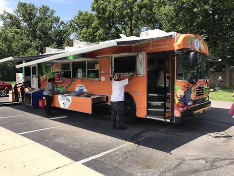 IPS launches food truck to feed more students - TheIndyChannel.com Indianapolis, IN Skoolie Food Truck, Bus Food Truck Conversion, School Bus Food Truck, Bus Store, Bus Cafe, Bus Restaurant, Food Bus, Burger Truck, Bus Business