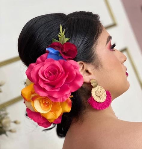 AccesoriosLeMoñi'k on Instagram: “Algo de color en este tocado de flores estilo Mexicano que elabore para una bella quinceañera Tocado @accesorioslemonik Maquillaje y…” Mexican Bride Hairstyle, Mexican Hairstyles With Flowers, Mexican Headpiece, Mexican Hair, Wedding Mexican, Mexican Hairstyles, Mexican Birthday Parties, Ballet Hairstyles, Girl Hair Dos