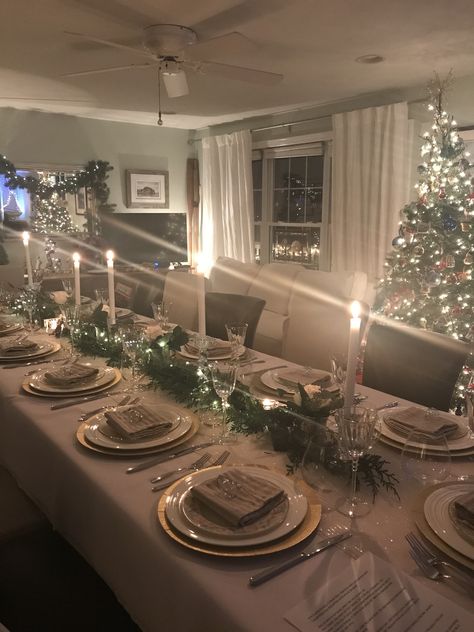 Dinner Party Themes Winter, Christmas Diner Decor, Classy Christmas Party Ideas, Aesthetic Christmas Dinner Table, Glass Dining Table Christmas Setting, Vhristmas Dinner Dimmer Lights, Classy Christmas Party, Christmas Diner, Diner Party