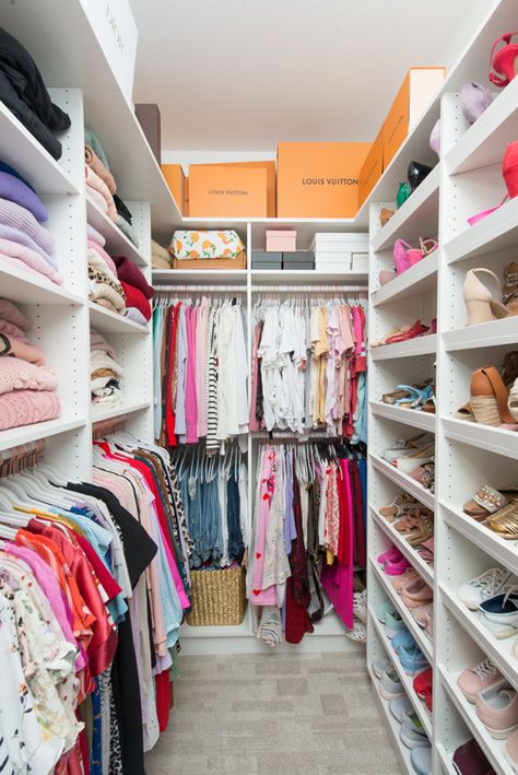 Walk In Closet Preppy, Closet Filled With Clothes, Teen Girl Closet Ideas, Teen Girl Closet, Big Closet Organization, Closet Remodel Ideas, Small Master Closet, Teen Closet, Y2k Bedroom