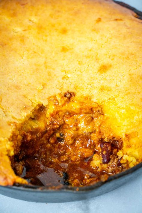 Reese Witherspoon’s Cornbread Chili Pie | 12 Tomatoes Cornbread Chili Pie, Chili Pie Recipe, Cornbread Pie, Cornbread Chili, Tamale Casserole, Chili Pie, Chili And Cornbread, Tamale Pie, Cornbread Casserole