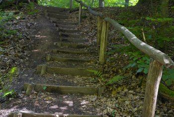 How to Build a Decorative Outdoor Handrail With Tree Branches Hillside Steps, Log Stairs, Cabin Landscape, Metal Handrail, Stairs Decoration, Yard Oasis, River Garden, Outdoor Handrail, Outdoor Stair Railing