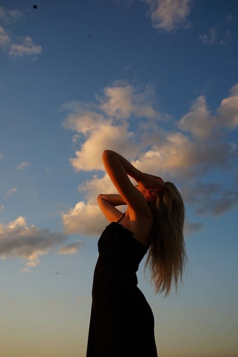 Sky Aesthetic Photoshoot, Sky Pictures With People, Cute Sunset Poses, Sunset Shoot Photo Ideas, Sunset Pictures Poses Field, Sunset Inspo Pics, Photos With Sky Poses, Sky Background Photoshoot, Sky Selfie Aesthetic