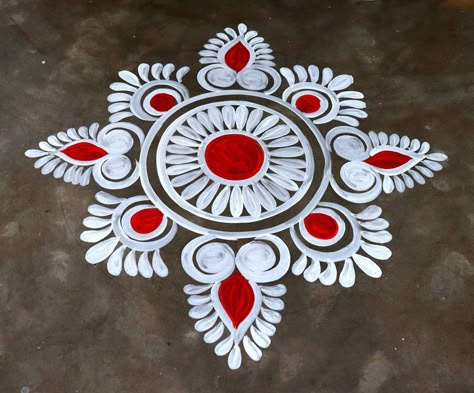 Mandna Art On Floor, Fabric Alpona Design, Rangoli Designs With Dots Indian, Bengali Rangoli Design, Rangoli Designs With Paint Colours, Chitta Design, Colourful Alpona, Paint Rangoli Designs On Floor, South Indian Rangoli