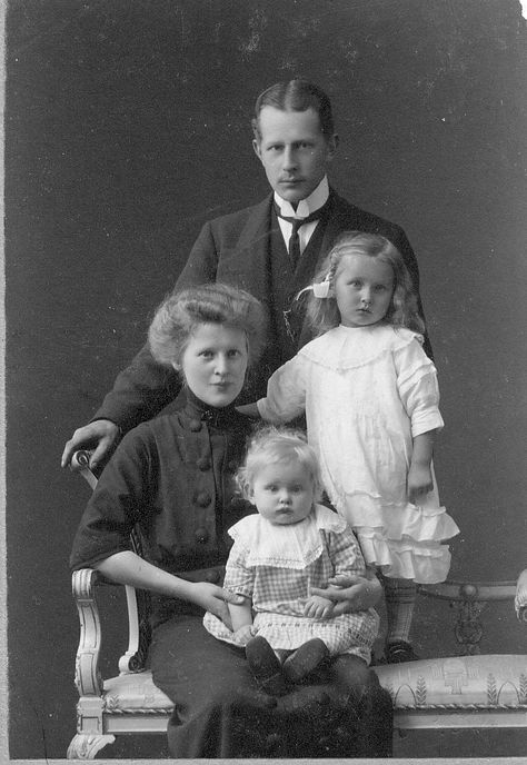 Victorian Family Photos, Old Family Portraits, Victorian Children's Clothing, Vintage Family Photos, Have A Great Thursday, Castlevania Wallpaper, Dollhouse Family, Vintage Family, Old Family Photos