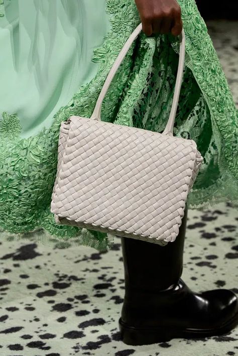 For Fall 2023 Bottega Veneta Debuts a Variety of Bags - PurseBlog Bag Trends 2023, Edgy Bags, Fall 2023 Ready To Wear, 2023 Ready To Wear, Trends 2023, Bag Trends, Fall 2023, New Bag, Leather Fashion