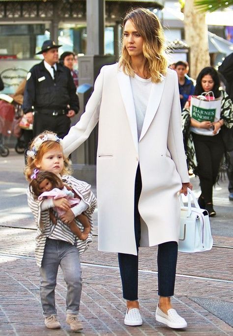 Jessica Alba went for a polished look in a classic cream coat // chic mom style Celebrity Costumes, Jessica Alba Style, Mom Wardrobe, Mum Fashion, Jeanne Damas, Stylish Mom, Mama Style, Mommy Style, Gisele Bundchen