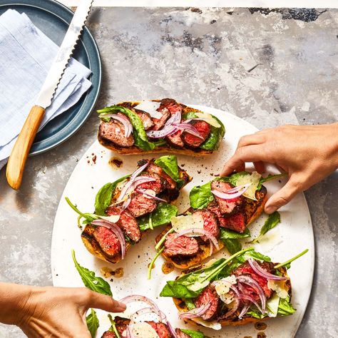 steak sandwich Roasted Garlic Dressing, Steak Sandwich Recipes, Quick Pickled Onions, Healthy Sandwiches, Steak Sandwich, Steak Dinner, 30 Minute Meals, Hearty Meals, Roasted Garlic