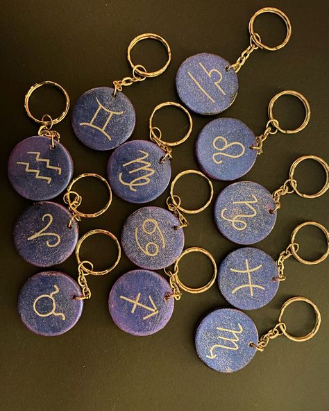 Hand Painted Keychain Ideas, Wooden Keychain Painting, Keychain Painting Ideas, Diy Elegant Earrings, Ceramic Keychain, Keychain Diy Easy, Diy Earrings Materials, Paint Keys, Clay Keychain