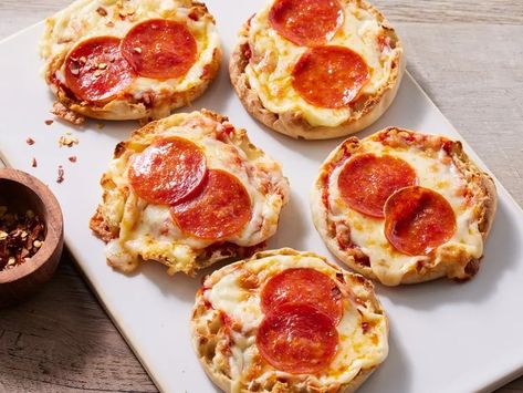 Fast English Muffin Pizzas Recipe English Muffin Pizza Oven, Muffin Pizza Recipe, Pizza Appetizer, Pizzas Recipe, English Muffin Pizza, Diy Pizza Oven, Pizza Muffins, 5 Ingredient Dinners, Summer Drink Recipes