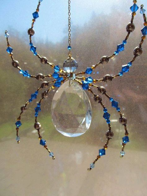 Carillons Diy, Crystal Spider, Beaded Spiders, Diy Wind Chimes, Beaded Crafts, Crystal Suncatchers, Beaded Animals, Beaded Ornaments, Wire Crafts