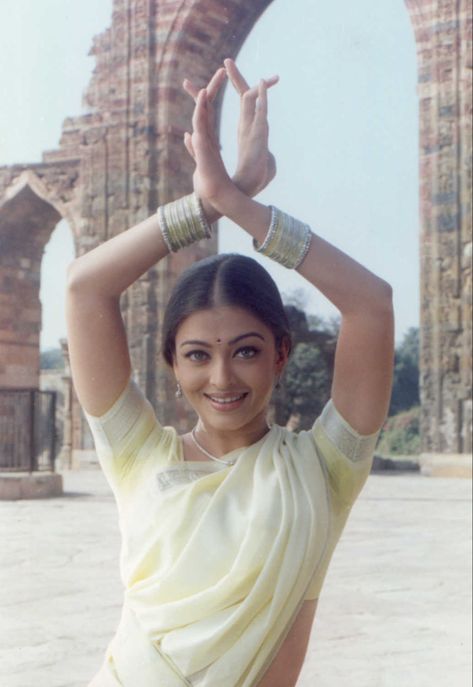 Retro Bollywood Fashion, Bollywood Vintage, 90s Bollywood Actress, Aishwarya Rai Pictures, Bharatanatyam Poses, South Asian Aesthetic, Old Film Stars, Retro Bollywood, 90s Bollywood