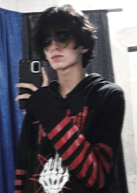 Emo Mexican Boy, Emo Boy Aesthetic Grunge, Emo Skater Boys, Fluffy Emo Boy Hair, Soft Emo Boy, Emo Teen Boy, Hey Emo Boy, Flow Aesthetic, Feminine Boy