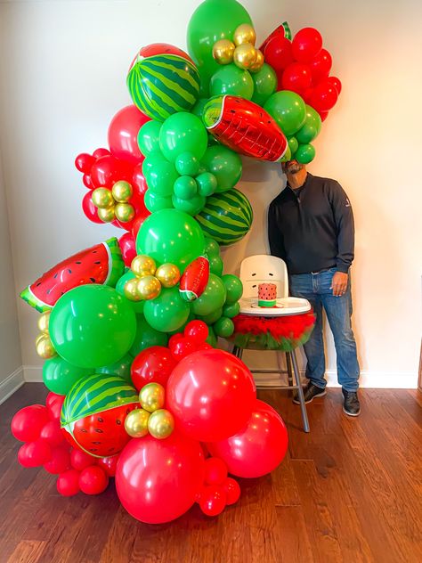 Watermelon Balloon Decor, Watermelon Balloon Arch, Watermelon Balloon Garland, Balloon Training, Balloon Bouquet Diy, Watermelon Birthday Parties, Watermelon Decor, Show Da Luna, Watermelon Birthday