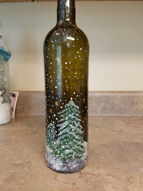 Christmas Tree Wine Bottle Painted, Christmas Bottle Art, Christmas Wine Bottle Crafts Diy, Christmas Bottles, Reuse Wine Bottles, Glass Etching Projects, Wine Bottle Crafts Christmas, Christmas Candles Diy, Painted Glass Bottles