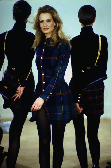 Ralph Lauren Runway Show RTW F/W 1991 Ralph Lauren Runway, Paris House, Feminine Hygiene Products, Karen Mulder, Ralph Lauren Fall, 90s Runway Fashion, Runway Fashion Couture, Vintage Runway, House Of Beauty