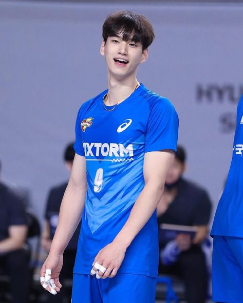 Korean Volleyball Men, Lim Sungjin Boyfriend Material, Lim Sungjin Volleyball, Sungjin Volleyball, Lim Sungjin, Volleyball Photography, Volleyball Poses, Mens Volleyball, Volleyball Inspiration