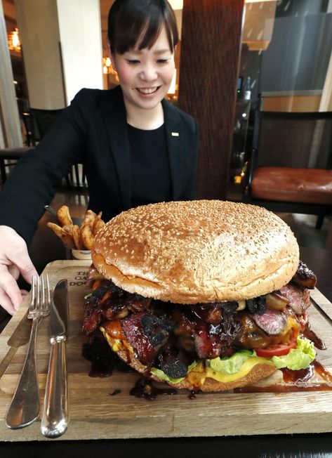 Tokyo hotel to serve giant $900 wagyu burgers in honor of new emperor Giant Hamburger, Giant Burger, Unique Burger Recipes, Gourmet Burgers Recipes, Crazy Burger, Wagyu Burger, Unique Burgers, Black Truffles, Monster Food