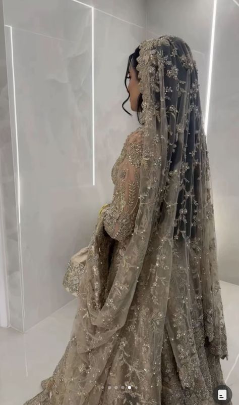 Nikkah Jewellery Ideas, Pakistani Bridal Wear Nikah, Nikkah Outfit Pakistani Bridal, Nikkah Dress Pakistani, Nikkah Dress Muslim, White Nikkah Dress, Baraat Dress, Nikkah Outfit, Asian Wedding Dress Pakistani