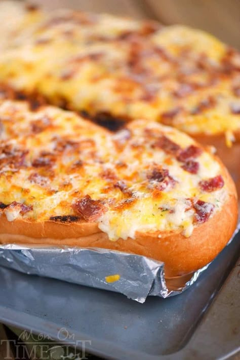 I've put all your favorites together in this fantastic and easy Cheesy Bacon Ranch Bread! Make it in the oven or on grill - it's your choice! A tasty addition to any meal! Ranch Bread, Stuffed Breads, Grilling Recipes Sides, Mom On Timeout, Stuffed Bread, Football Snacks, Cooking Bread, Cheesy Bread, Cheesy Bacon