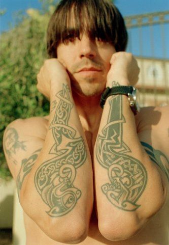 Anthony Kiedis Flea Tattoos, Indian Chief Tattoo, Rockstar Tattoo, Chad Smith, Dave Navarro, Star Tattoo Designs, Anthony Kiedis, John Frusciante, Dagger Tattoo