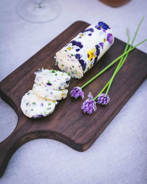 Garlic Chive Recipes, Chive Butter, Chive Salt, Garlic Flowers Recipe, Butter With Herbs, Chive Blossom Butter, Chive Blossom Recipe, Chive Blossom Uses, Chive Flower Butter