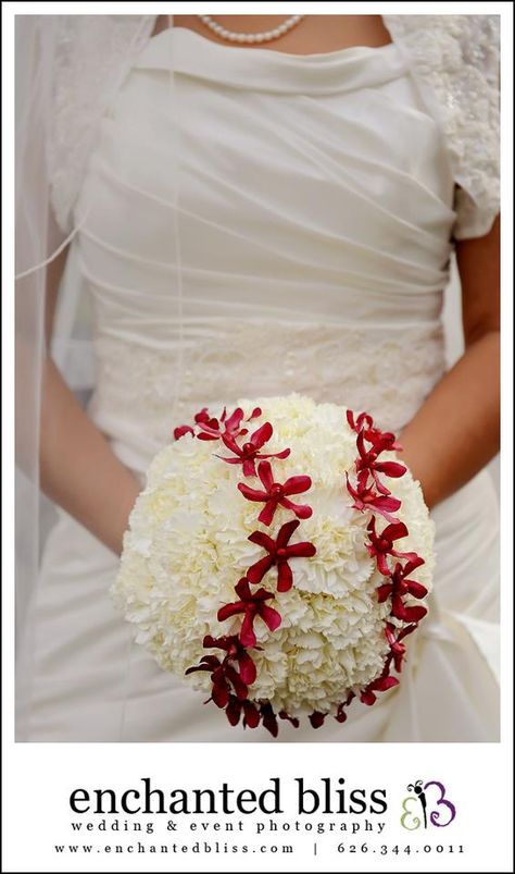 baseball bouquet Baseball Bouquet, Basketball Bouquet, Softball Wedding, Baseball Banquet, Baseball Couples, Wedding Angels, Baseball Wedding, Baseball Theme Party, Baseball Balls